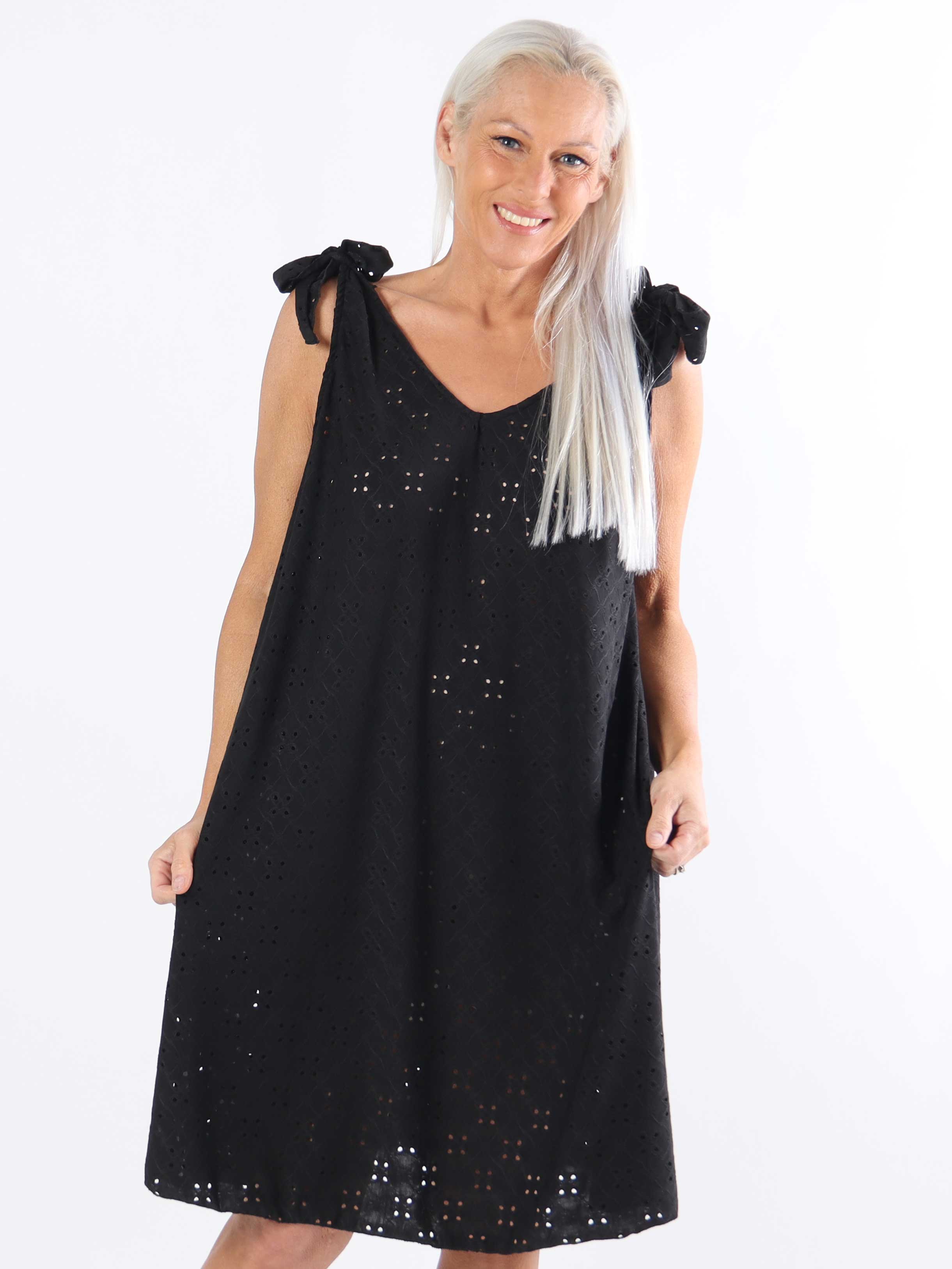 Likas - Blød og elastisk plus size kjole med broderie anglaise